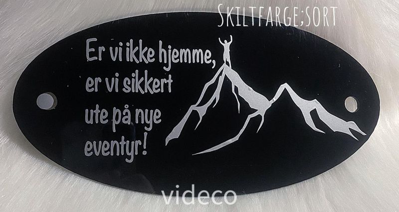Ovalt skilt- Er vi ikke hjemme er vi sikkert ute på nye eventyr