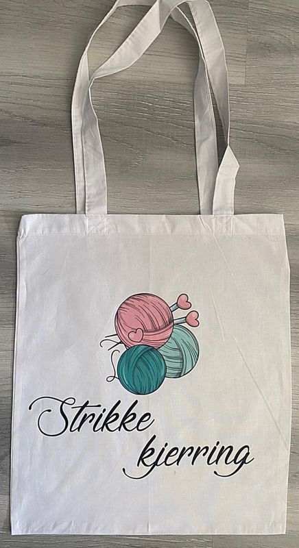 Tøyveske hvit med tekst og nøster