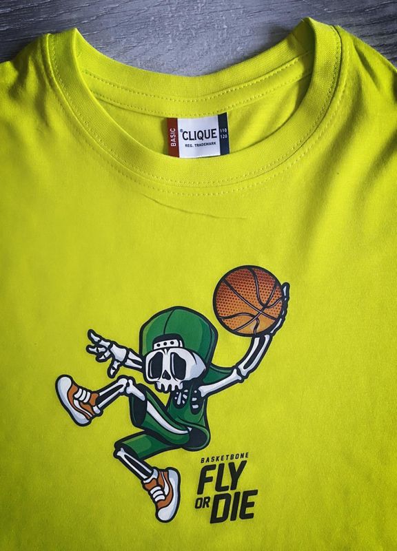 T-shirt- skjelett spiller basket